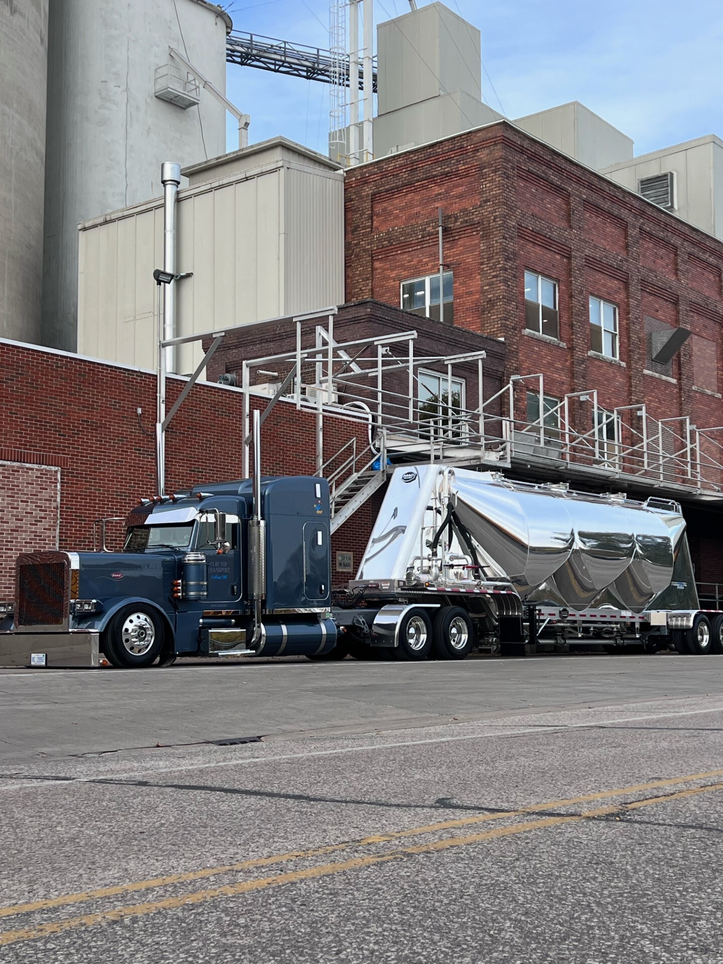 HIGH CUBE PNEUMATIC - 1 - Jason Mayrand