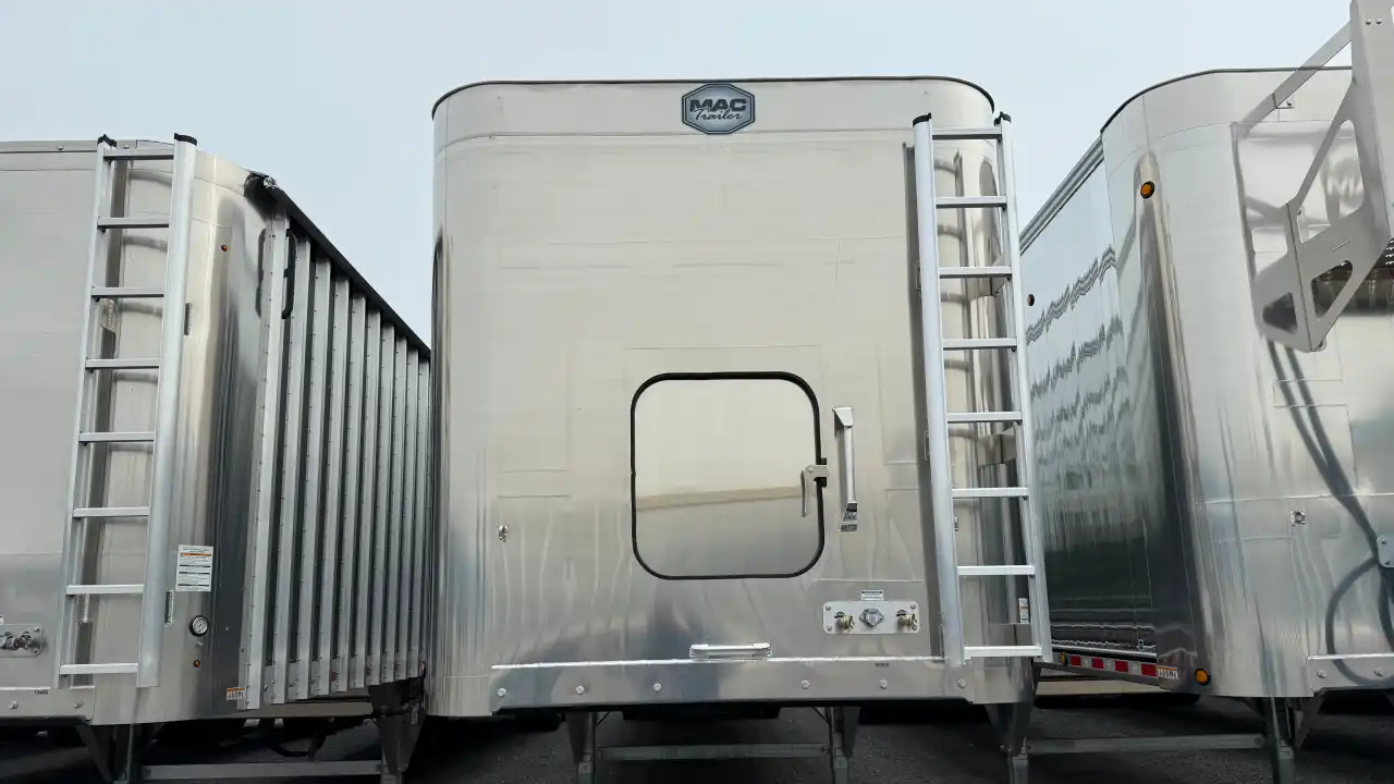 bulkhead_man_door_with_grab_handle_step_available_1